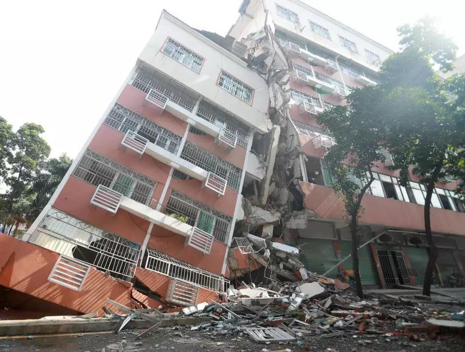 深圳一居民樓傾斜坍塌，現(xiàn)場觸目驚心！ 